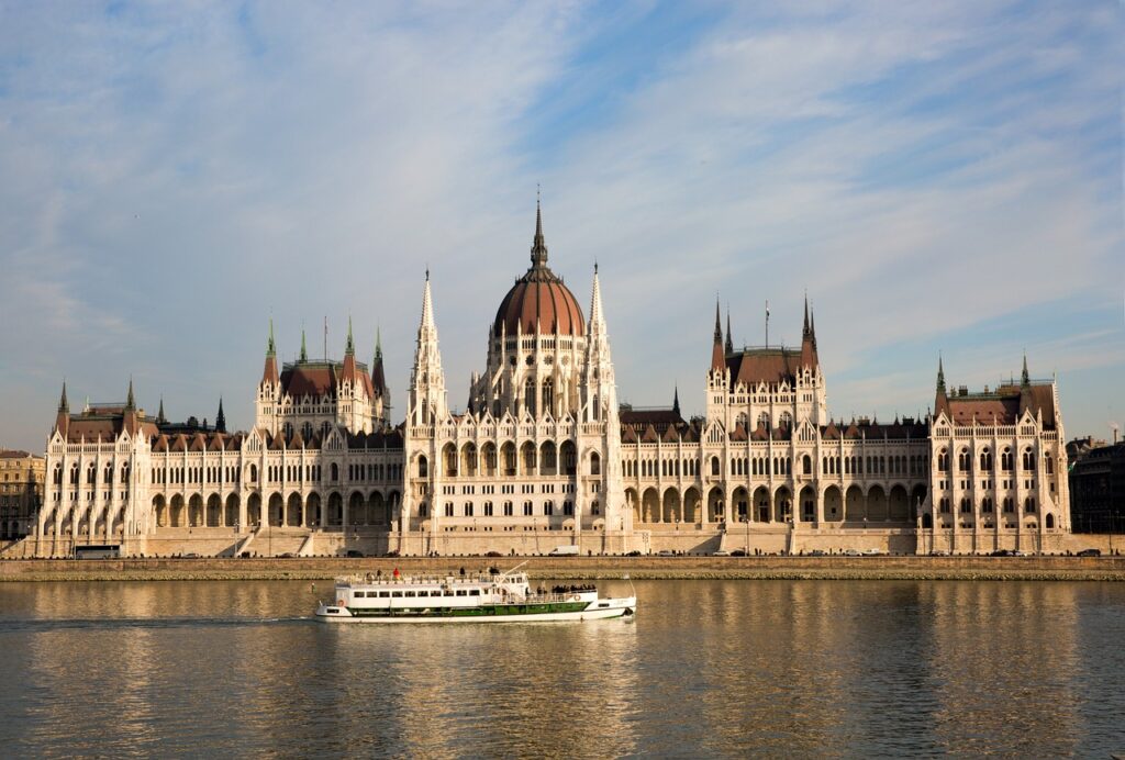 budapest, hungary, hungarian parliament building-632851.jpg