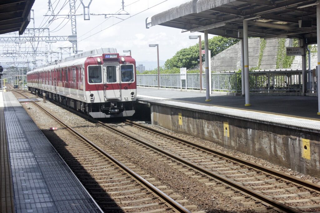 train, railway, japan-4846420.jpg